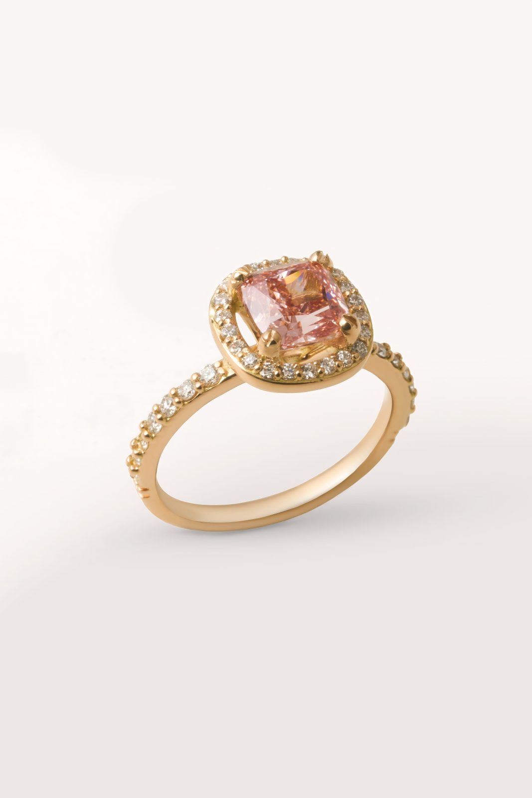 Anillo Solitario Halo en Oro Amarillo con Diamante Corte Cushion Rosa y Pavé