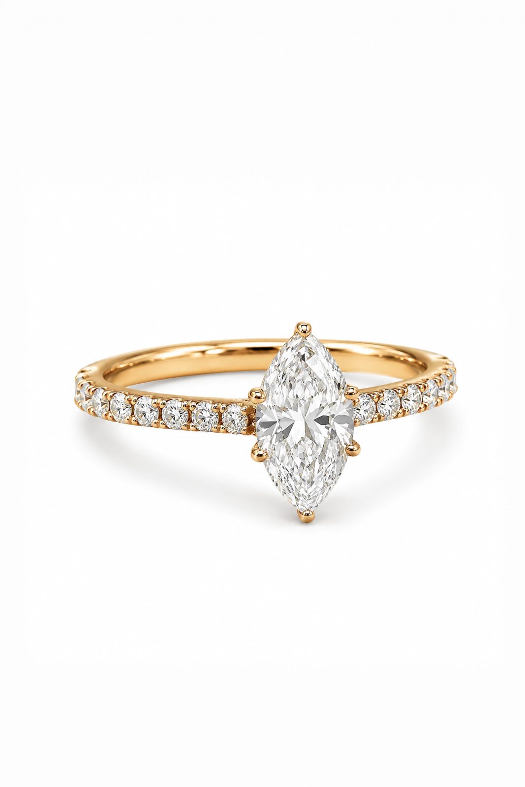 Anillo Solitario en Oro Amarillo con Diamante Corte Marquise de 1.5 cts y Pavé