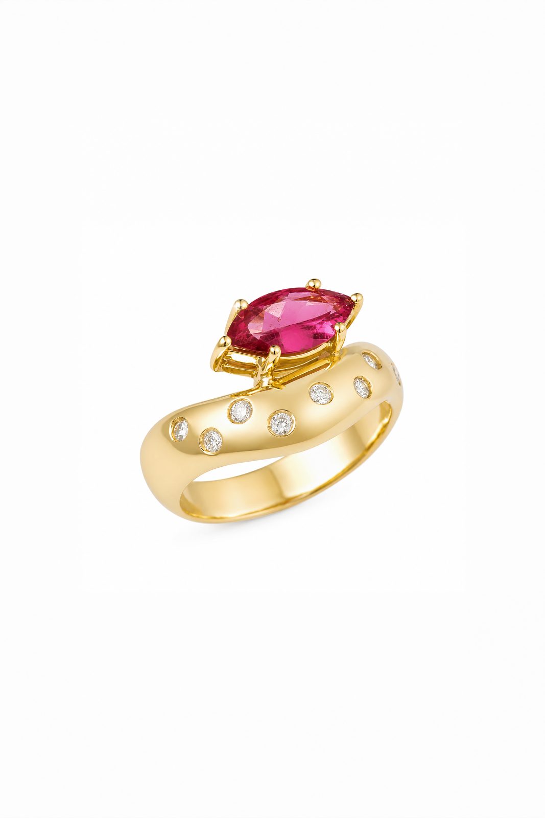 Anillo Chunky en Oro Amarillo con Rubí Corte Marquise y Diamantes Engastados