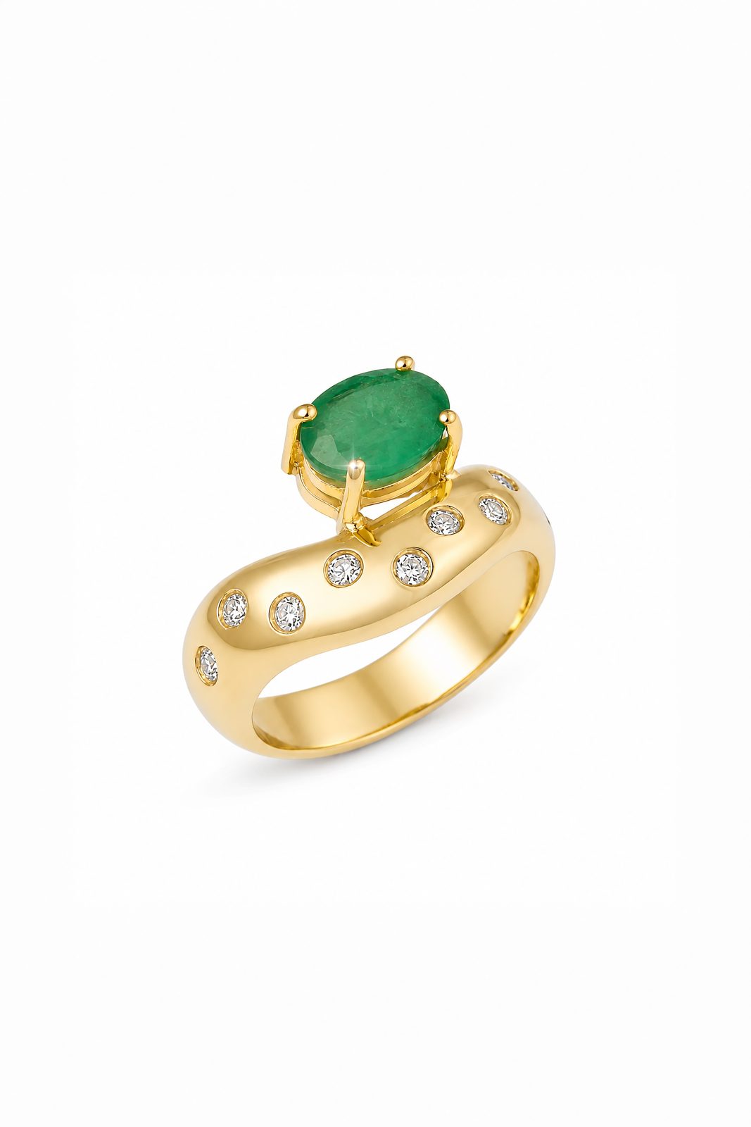 Anillo Chunky en Oro Amarillo con Esmeralda Corte Oval y Diamantes Engastados