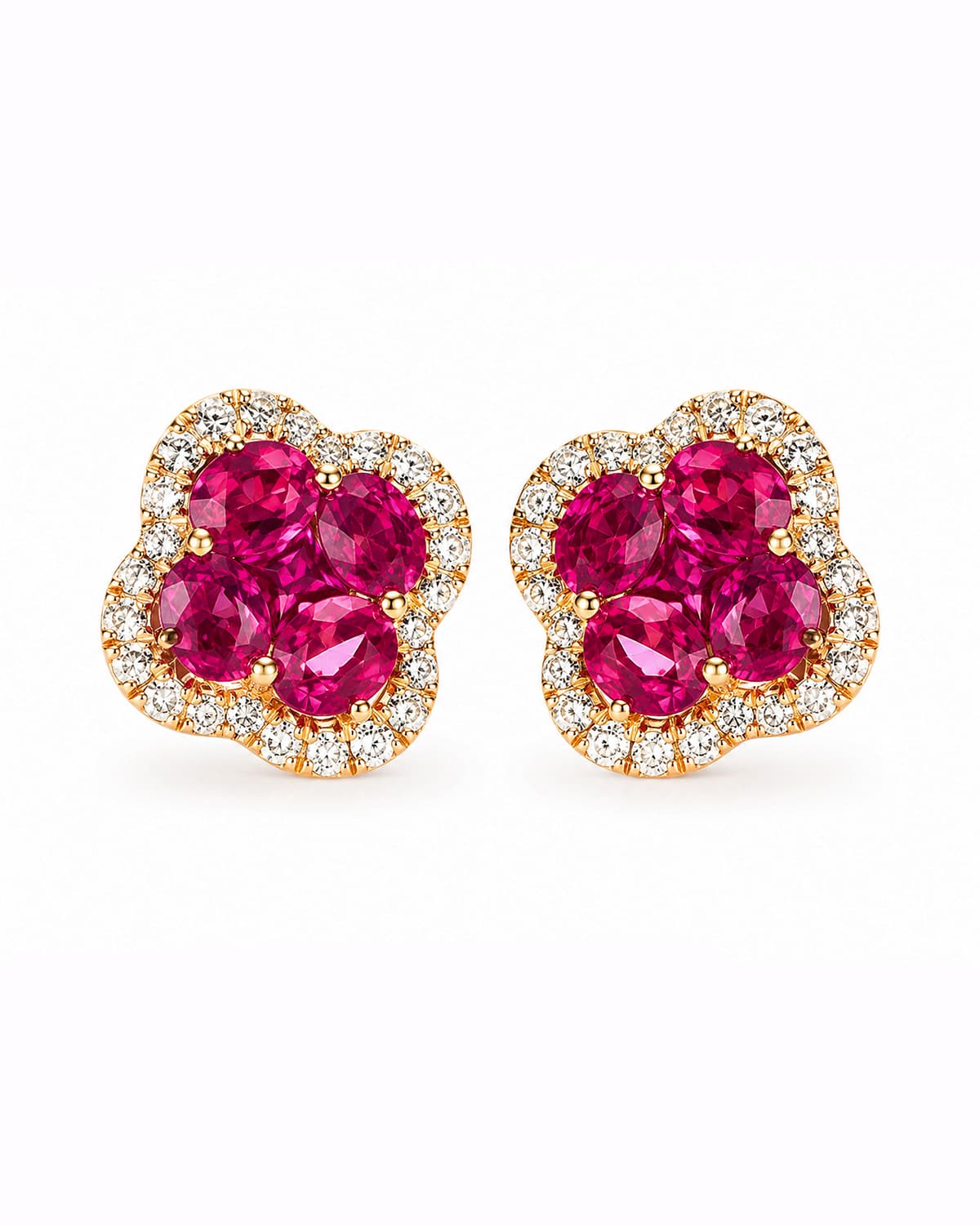 Aretes de Trébol en Oro Amarillo con Rubíes y Halo de Diamantes