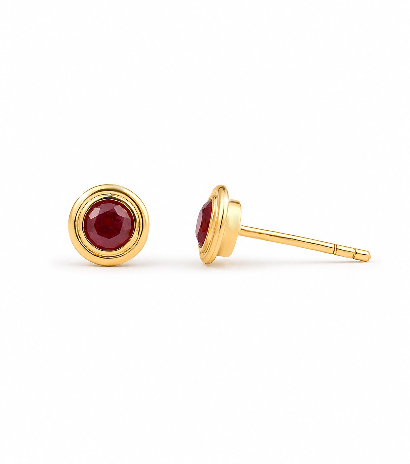 Aretes Biselados en Oro Amarillo con Rubí Central