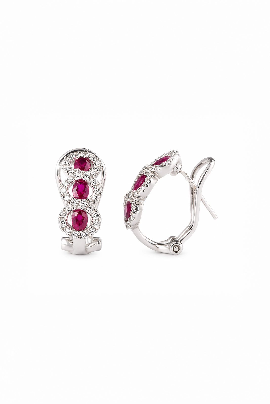 Aretes de Medio Aro en Oro Blanco con 3 Rubíes y Halos de Diamantes