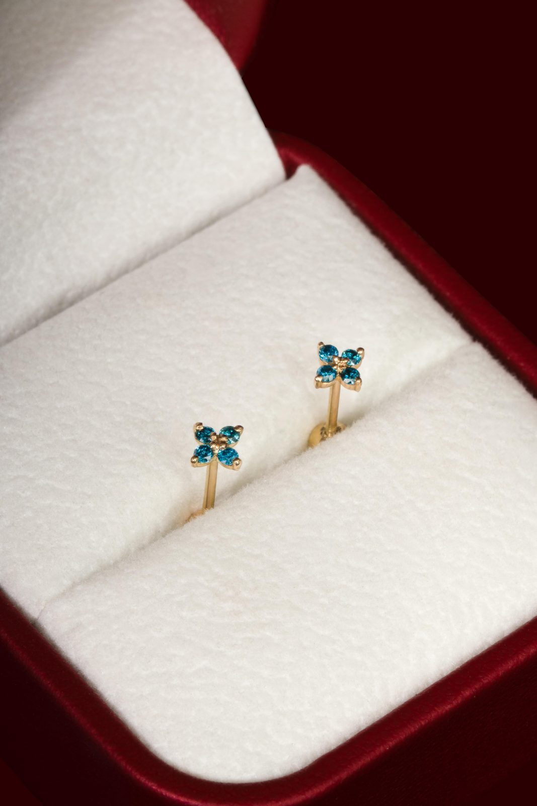 Aretes Trébol en Oro Amarillo con Diamantes Azules