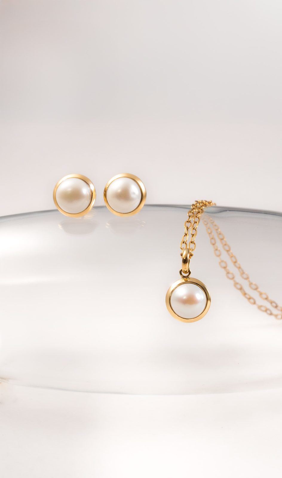 Juego de Aretes y Dije con Perla Botón en Oro Amarillo