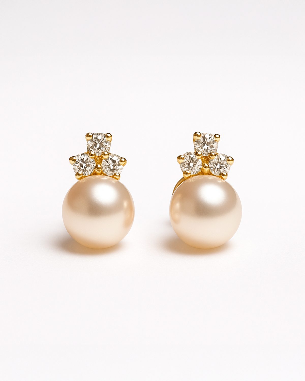 Aretes de Perla Cultivada en Oro Amarillo con Corona de Trío de Diamantes