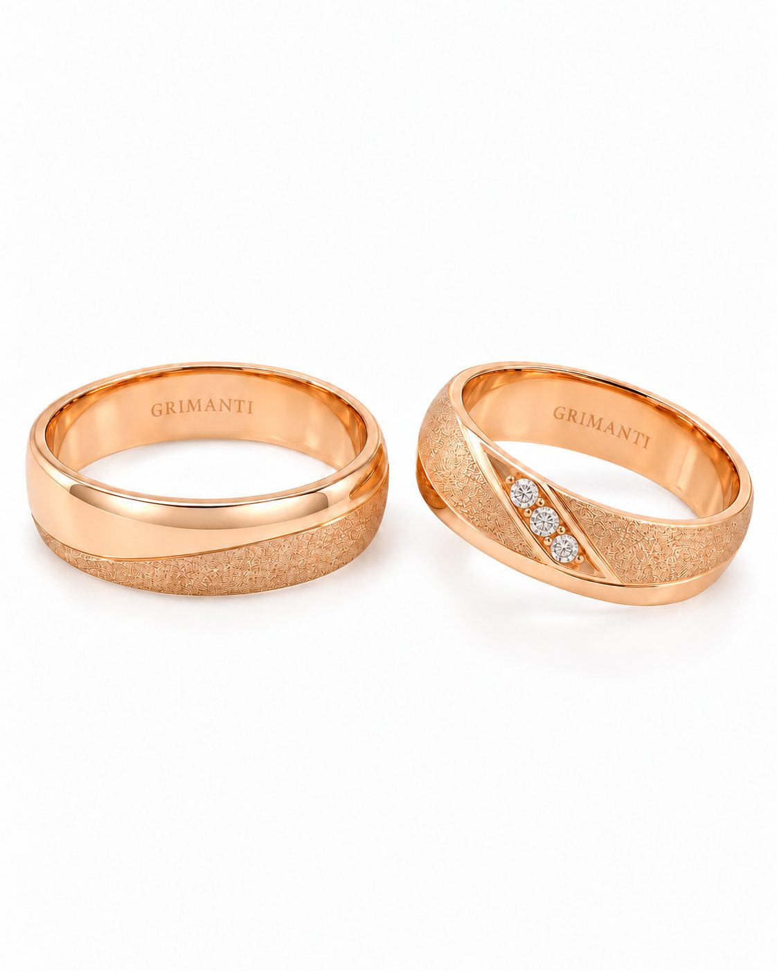 Aros de matrimonio Texturizado con Trilogía de Diamantes en Oro Naranja 18k