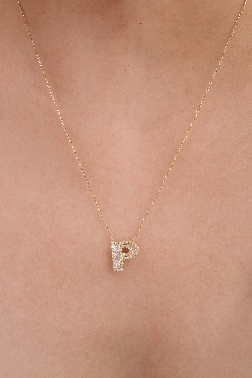 Collar con Dije Letra P y Multidiamantes