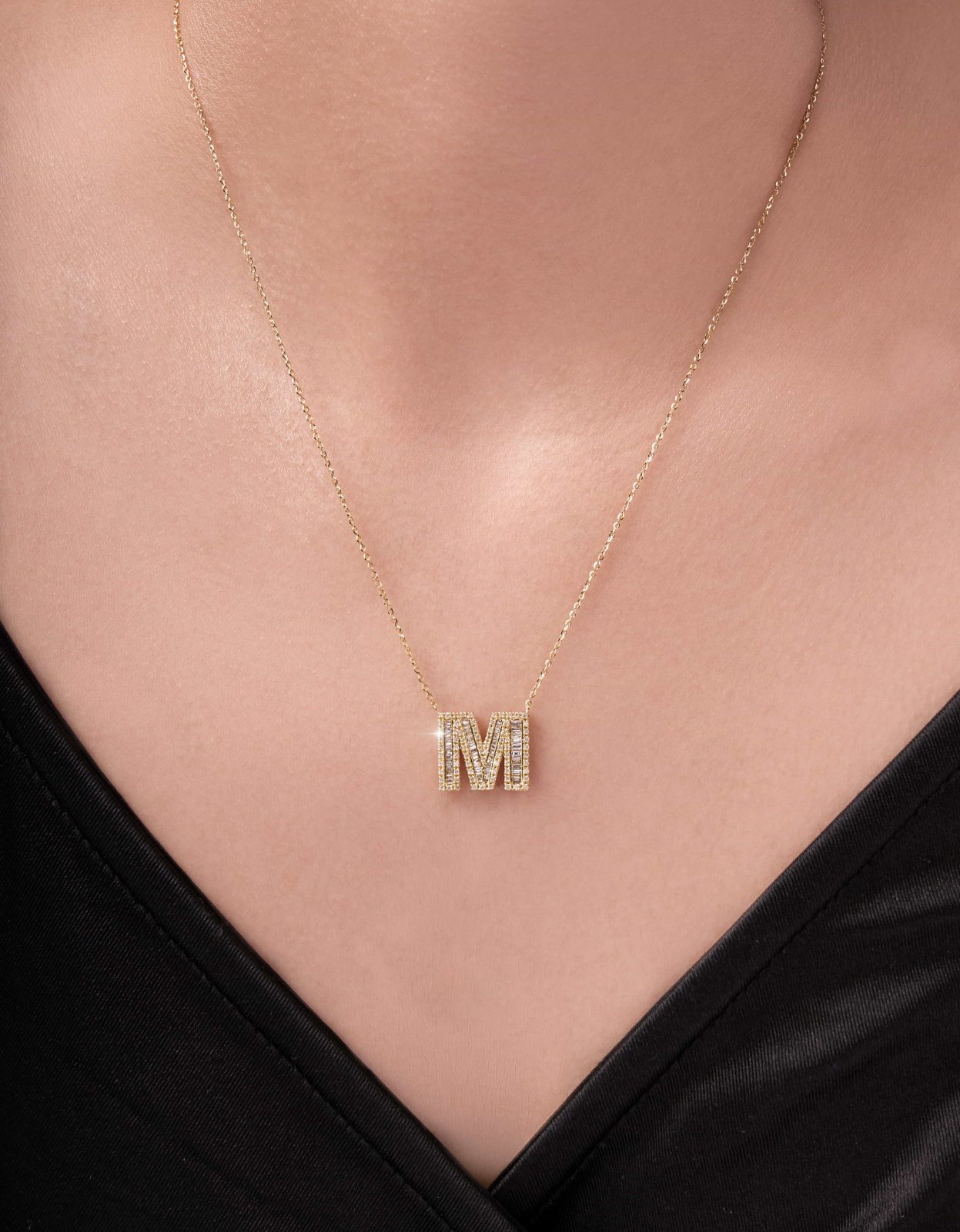 Collar con Dije M y Multidiamantes