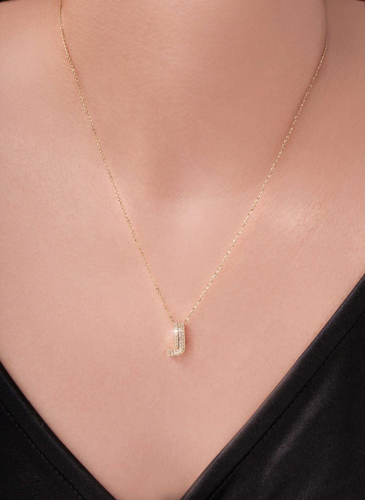 Collar con Dije J y Multidiamantes