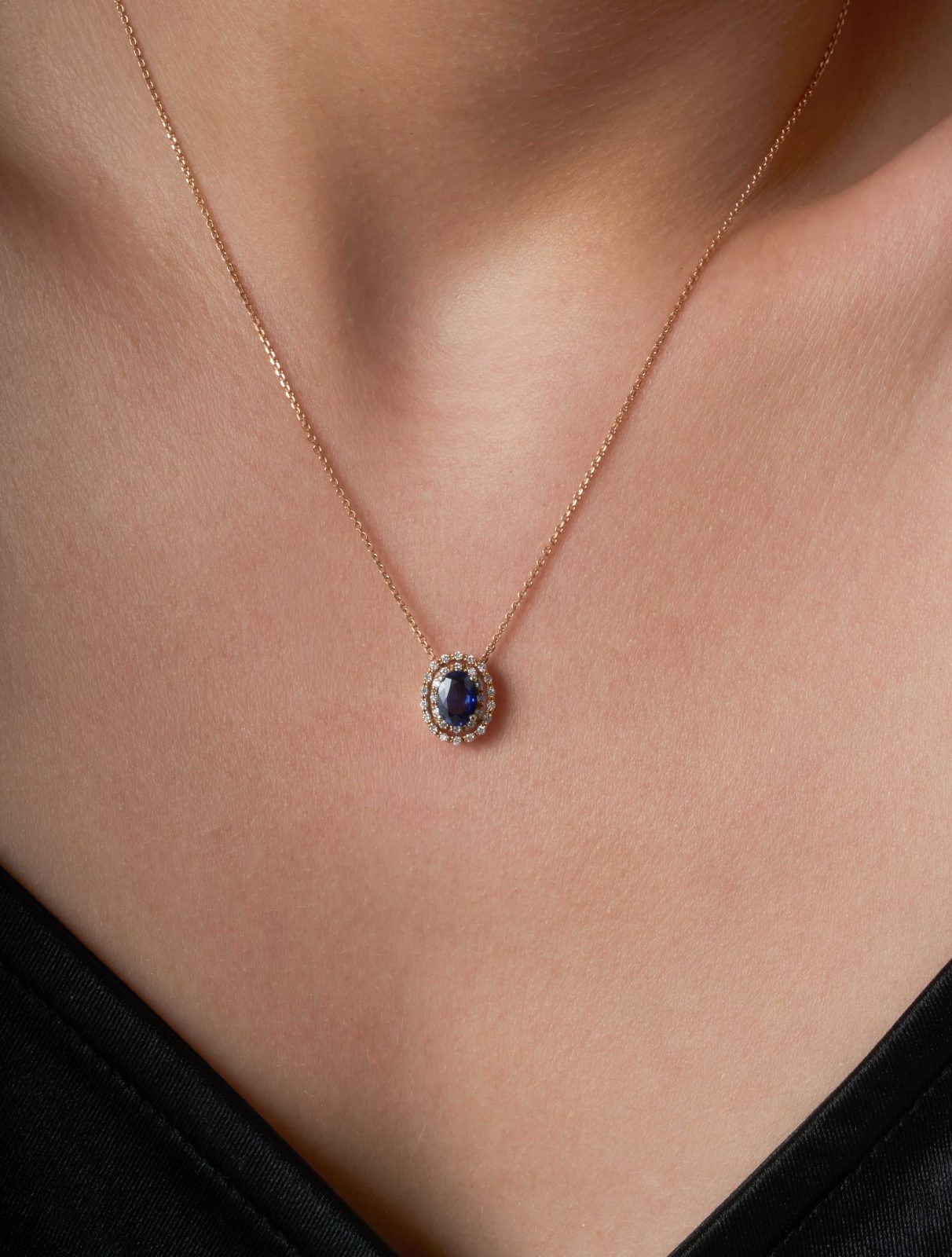 Collar Zafiro Oval con Doble Halo Flotante de Diamantes en Oro Rosa