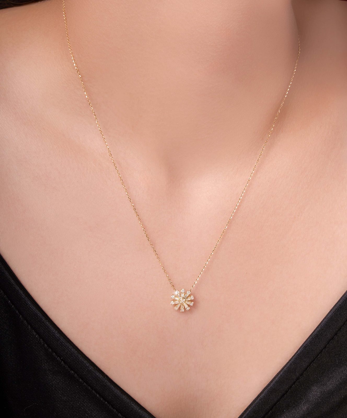 Collar con Dije Sol y Diamantes Baguette