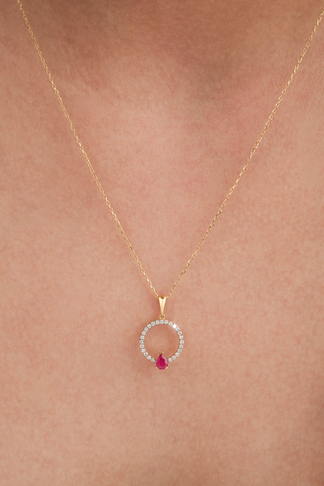 Collar circulo y gota rubi