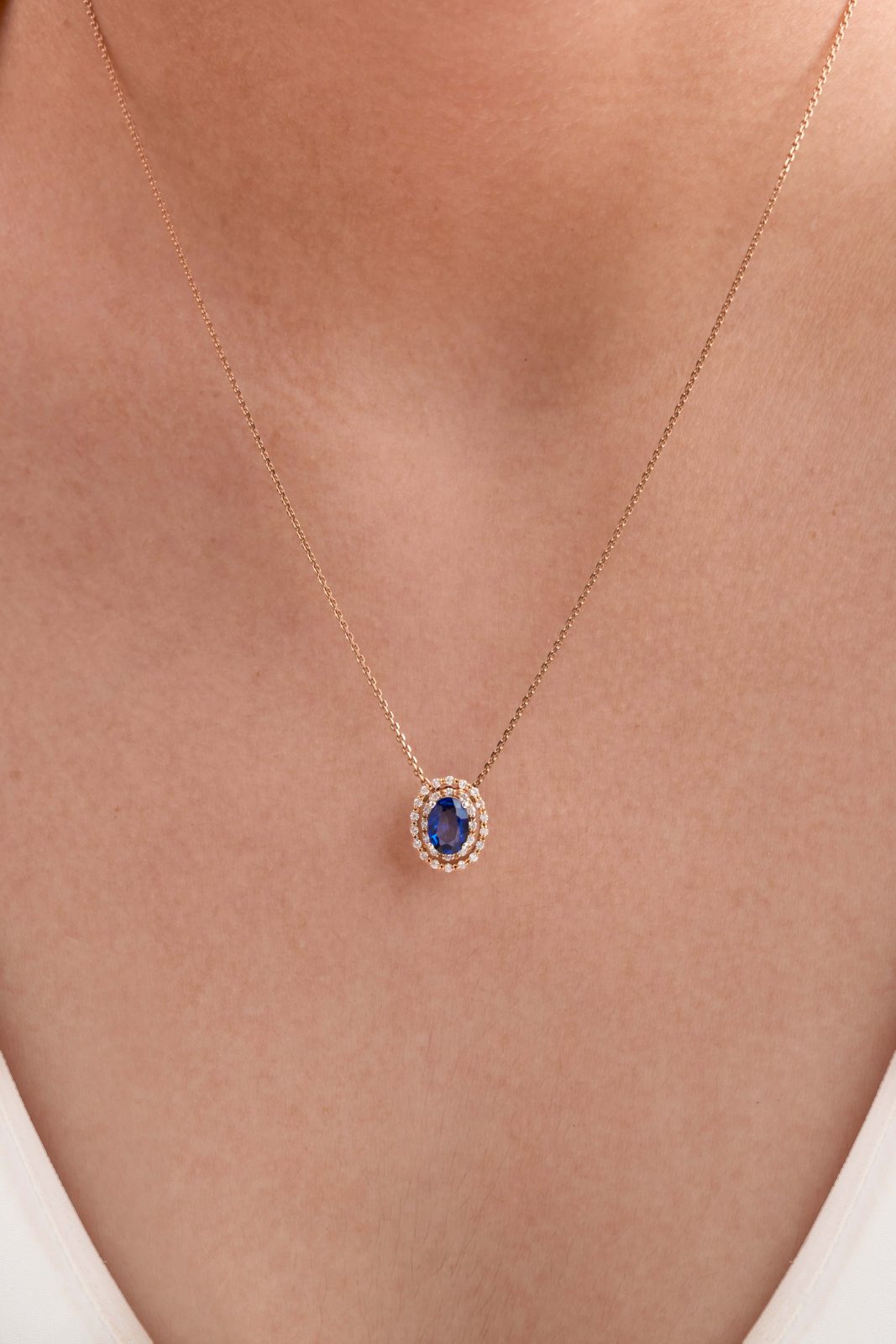 Collar Zafiro Oval con Doble Halo Flotante de Diamantes en Oro Rosa